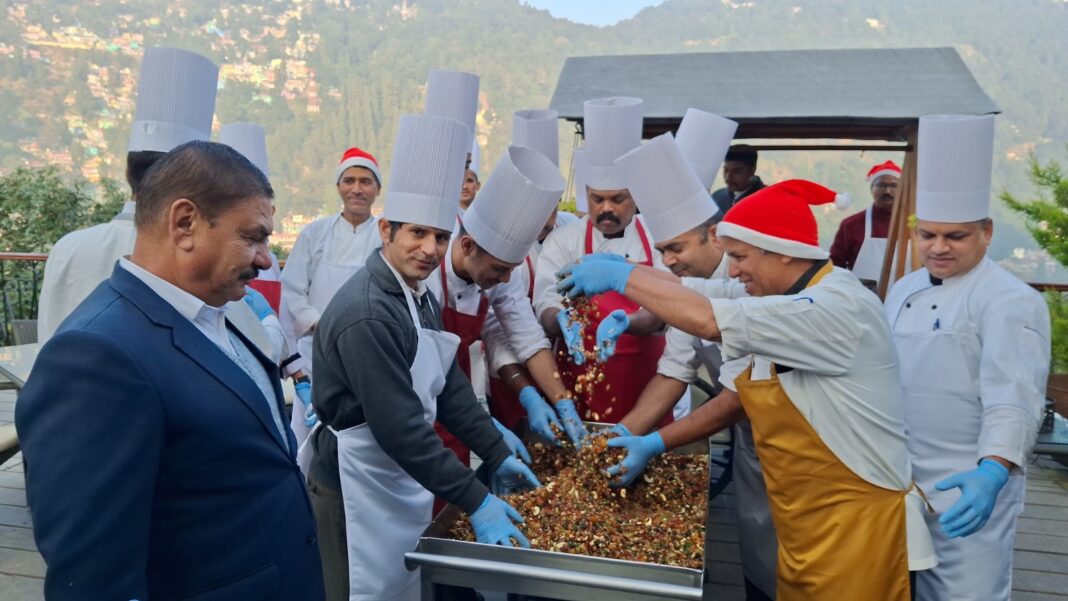 नैनीताल के नैनी रिट्रीट में शुरू हुई क्रिसमस पर्व की तैयारियां -पारंपरिक तरीके से आयोजित की गई केक मिकसिंग सेरेमनी