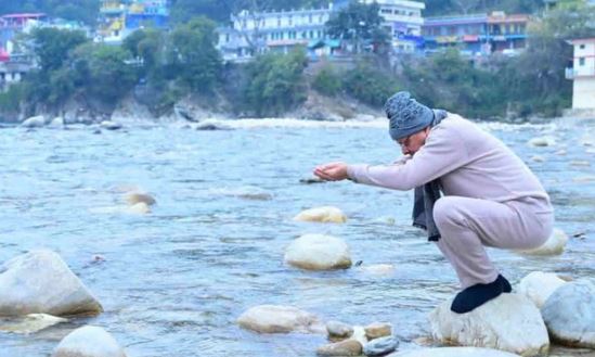 सीएम का बागेश्वर दौरा; एथलीटों से मिले, सरयू नदी किनारे बैठे