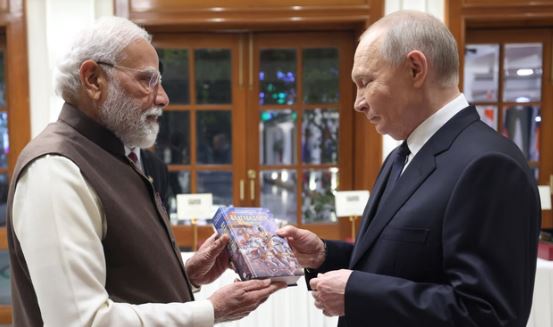 पीएम मोदी ने पुतिन को रूसी भाषा में लिखी श्रीमद्भगवद्गीता भेंट की