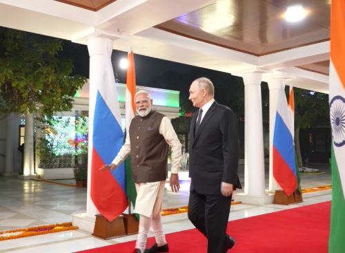 प्रधानमंत्री आवास पर पीएम मोदी ने किया पुतिन का स्वागत