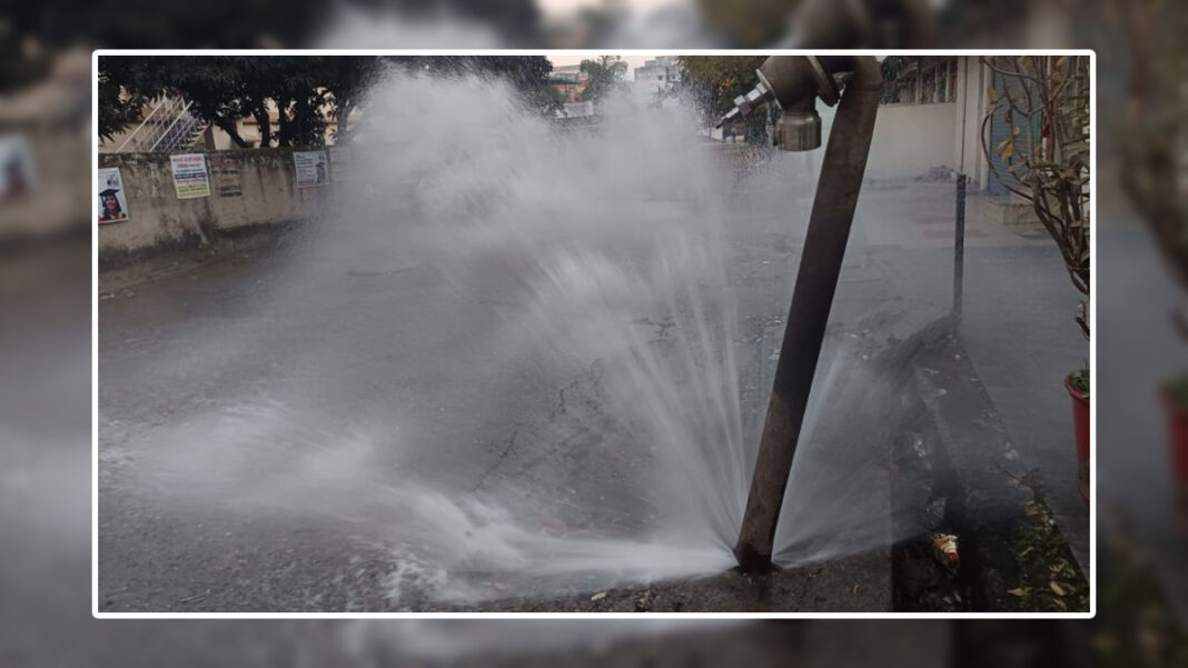 टर्नर रोड की गली में फायर हाइड्रेंट लीकेज से मची अफरा-तफरी, स्कूली बच्चे और राहगीर फंसे