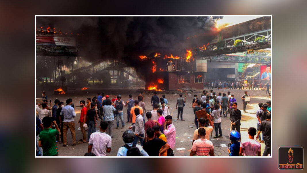 बांग्लादेश में खूनी तांडव: दंगाइयों ने 30 पत्रकारों को बिल्डिंग में बंद कर लगाई आग, जिंदा जलाने की हुई कोशिश