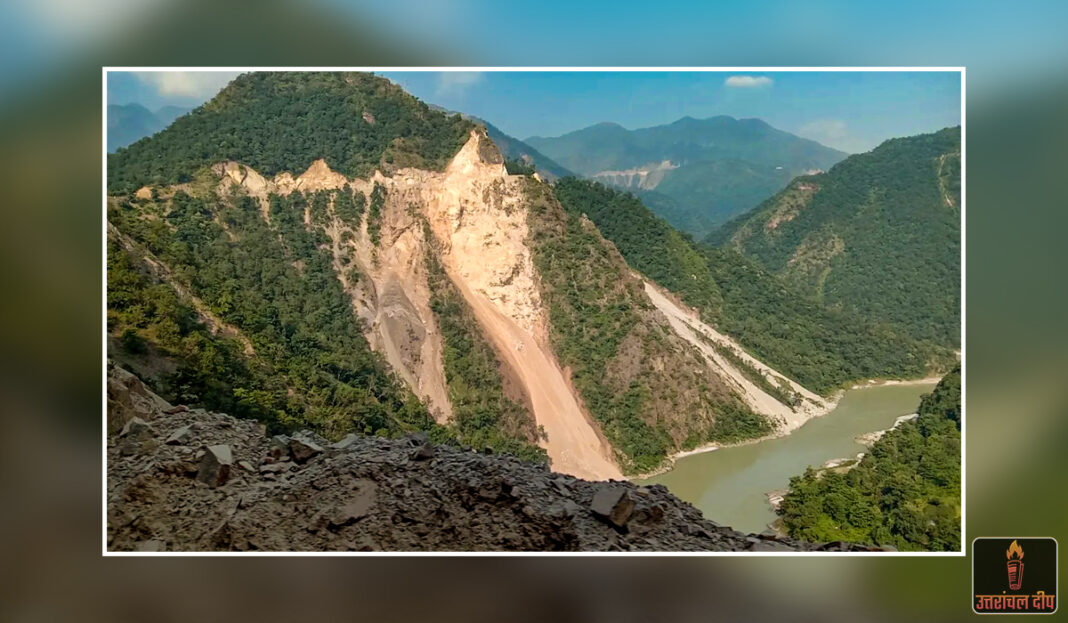 बदरीनाथ हाईवे पर संकट: दो पहाड़ों के बीच आई गहरी दरार, चारधाम यात्रा की सुरक्षा पर खड़े हुए सवाल