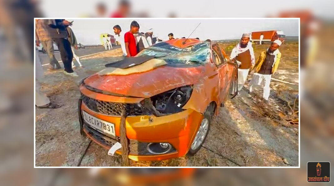 दिल्ली-मुंबई एक्सप्रेसवे पर कोहराम: अज्ञात वाहन से टकराकर खाई में पलटी कार