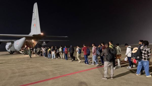चक्रवात ‘दित्वाह’ हुआ कमजोर, श्रीलंका में फंसे भारतीयों का आखिरी बेड़ा भी सुरक्षित स्वदेश लौटा
