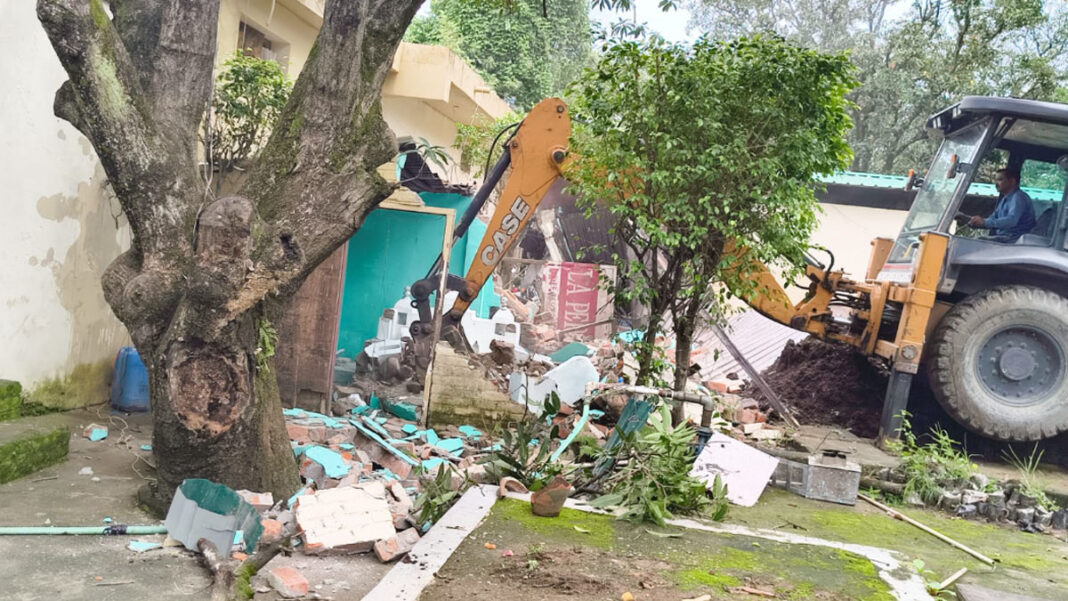 देहरादून में अवैध कब्जों पर कार्रवाई: 11 दिसंबर तक खुद हटाएँ, नहीं तो बुलडोजर
