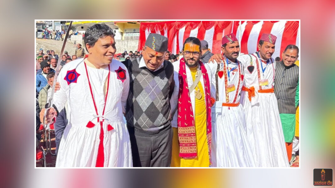 जौनसारी रंग में रंगे आचार्य बालकृष्ण: पारंपरिक ‘जूडौ’ पहनकर जमकर थिरके; लोक संस्कृति के संरक्षण का दिया संदेश