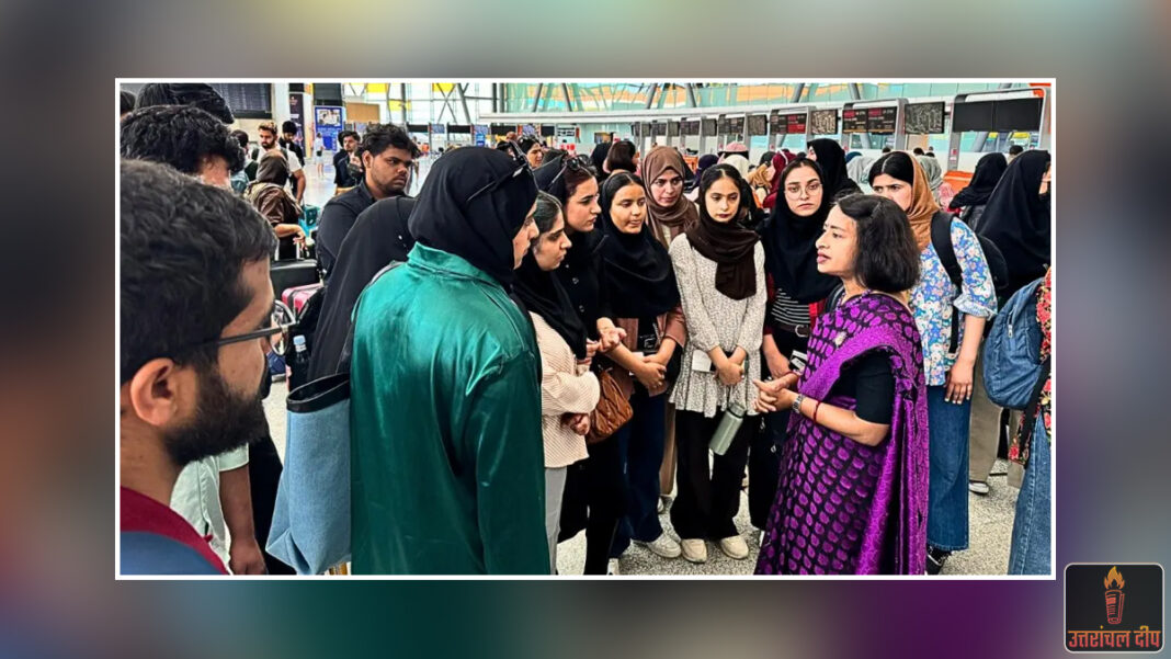 ईरान के रणक्षेत्र से सुरक्षित वतन लौटे सैकड़ों भारतीय: दिल्ली एयरपोर्ट पर छलके खुशी के आंसू; प्रवासियों ने पीएम मोदी का जताया आभार, बोले- ‘संकट में बस तिरंगे का ही सहारा था’