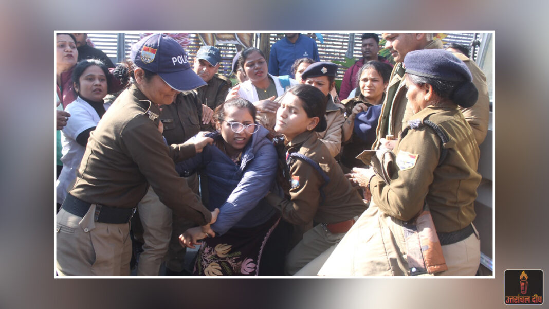 देहरादून की सड़कों पर नर्सिंग बेरोजगारों का हल्लाबोल: ‘वर्षवार भर्ती’ की मांग को लेकर सीएम आवास कूच; पुलिस ने बैरिकेडिंग लगाकर रोका, तीखी झड़प