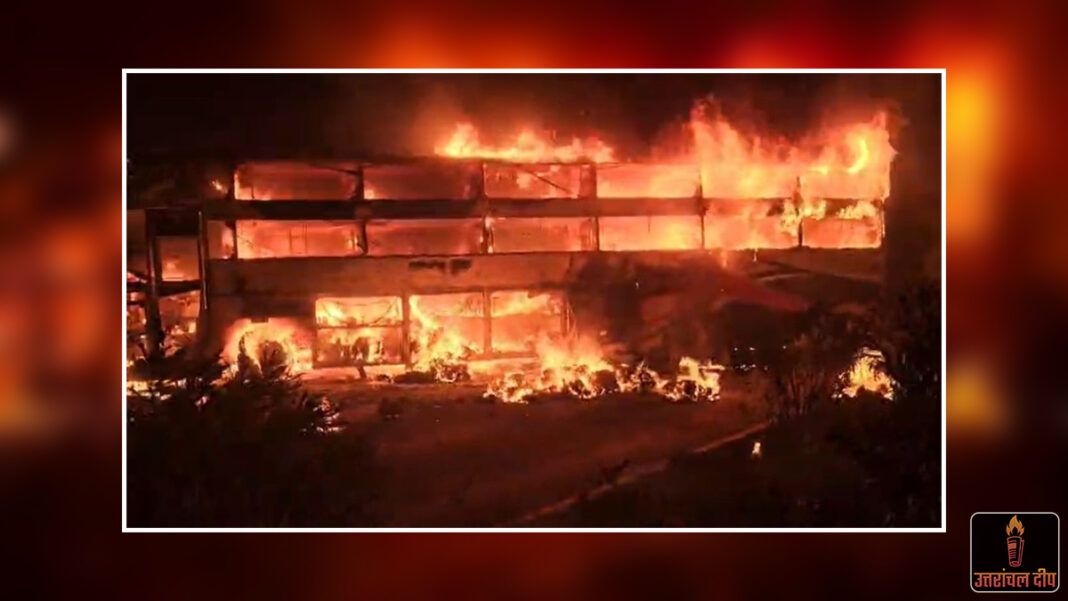 आंध्र प्रदेश में भीषण सड़क हादसा: बस और ट्रक की टक्कर के बाद लगी आग, जिंदा जलने से ड्राइवर समेत तीन की मौत