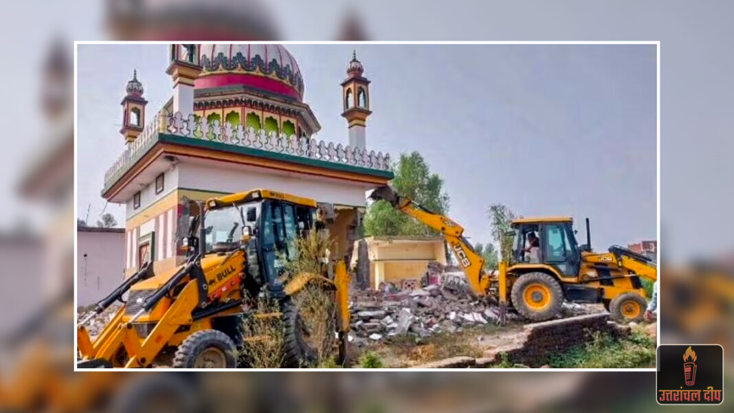 हरिद्वार में प्रशासन का बड़ा एक्शन: पिरान कलियर में गरजा ‘पीला हाथी’, अवैध मजार ध्वस्त