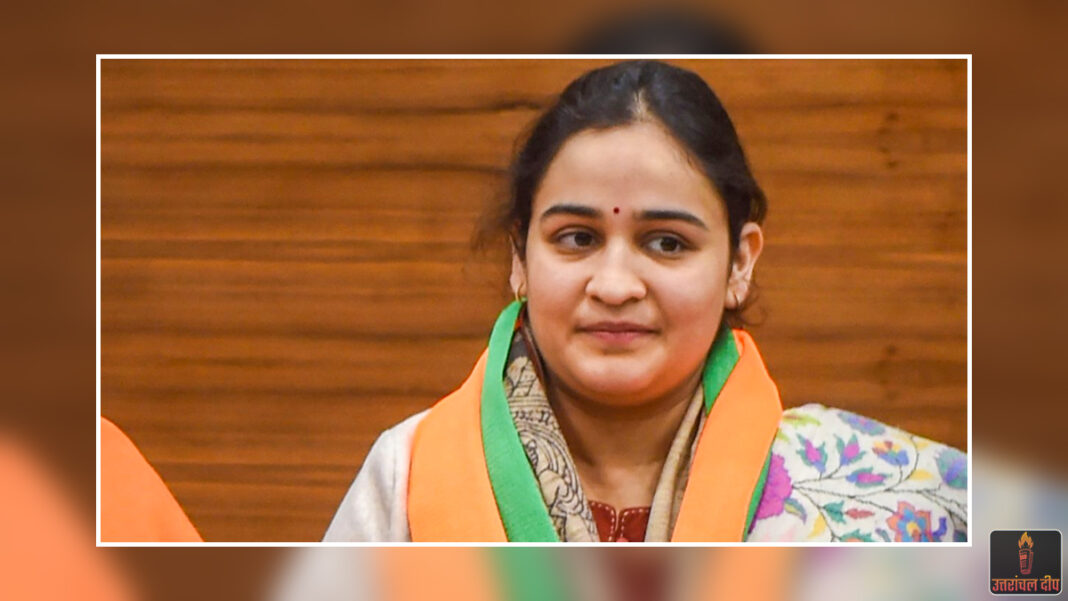 आस्था के द्वार पर अपर्णा यादव: हरिद्वार में किया गंगा स्नान, लेकिन ‘तलाक’ के सवाल पर खोया आपा; मीडिया पर भड़कीं