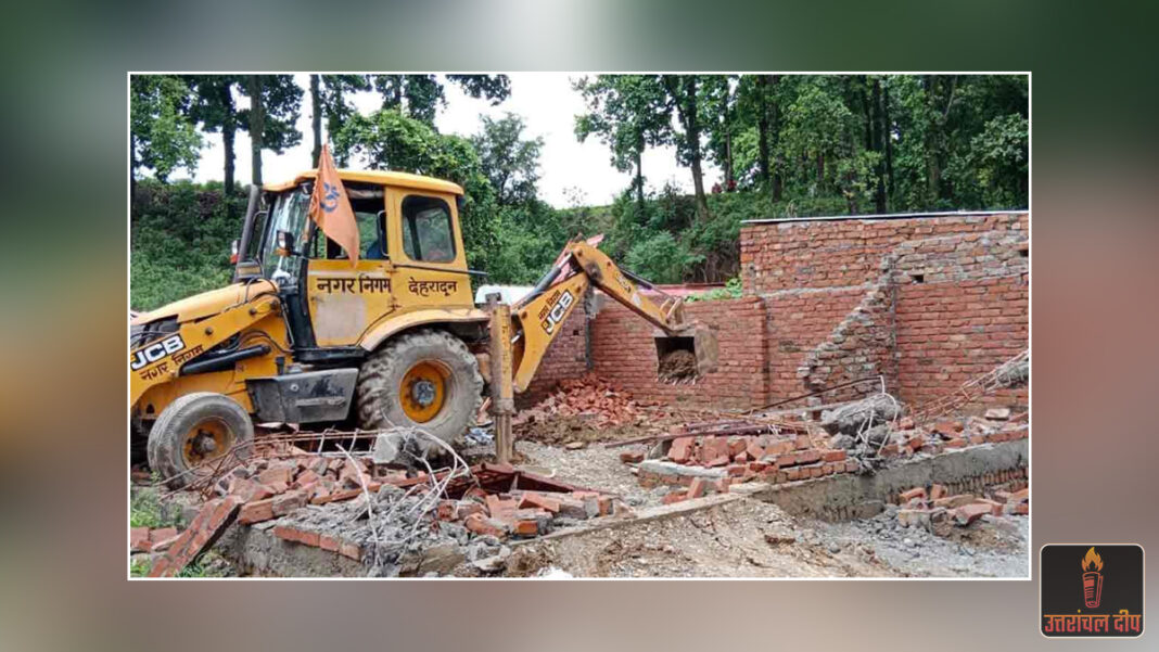 देहरादून में अतिक्रमण पर नगर निगम का बड़ा प्रहार: नालों और पुलियों पर बने अवैध निर्माण ध्वस्त; भारी पुलिस बल के बीच चला ‘पीला पंजा’