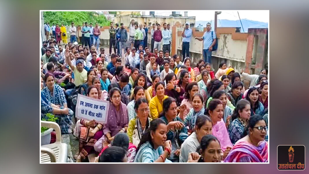 अल्मोड़ा शिक्षक भर्ती: काउंसलिंग में अव्यवस्थाओं पर फूटा अभ्यर्थियों का गुस्सा; भारी हंगामे के बाद भर्ती प्रक्रिया ठप, शिक्षा विभाग के दावों की खुली पोल