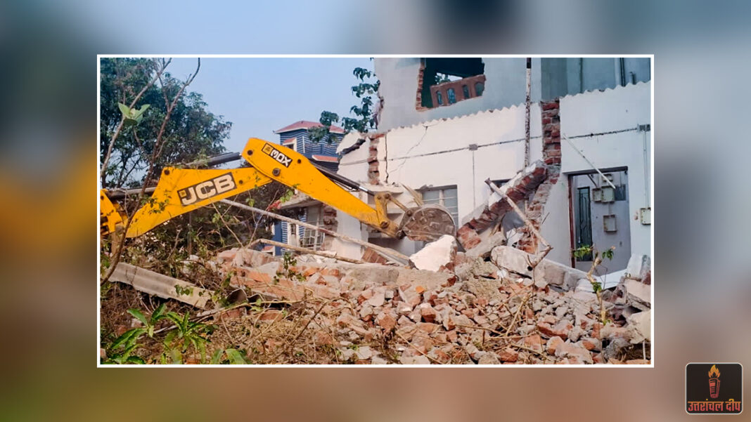 ऋषिकेश में गरजा एमडीडीए का बुलडोजर: अवैध रूप से निर्मित बहुमंजिला भवन जमींदोज; तीन अन्य इमारतों को किया गया सील