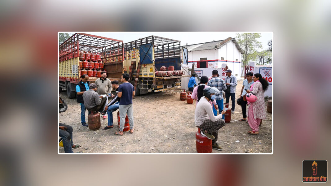 हल्द्वानी में रसोई गैस का महासंकट: अफसरों की फौज उतरी सड़क पर, फिर भी खाली हाथ लौट रहे उपभोक्ता; होम डिलीवरी ठप हल्द्वानी में रसोई गैस का महासंकट: अफसरों की फौज उतरी सड़क पर, फिर भी खाली हाथ लौट रहे उपभोक्ता; होम डिलीवरी ठप
