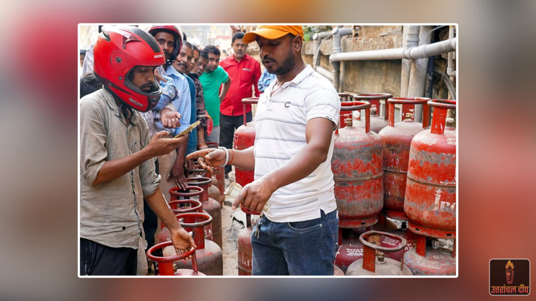 रसोई गैस की किल्लत और कालाबाजारी का बोलबाला: 500 का सिलेंडर 2500 तक में बेचने का खेल; 57% उपभोक्ता परेशान रसोई गैस की किल्लत और कालाबाजारी का बोलबाला: 500 का सिलेंडर 2500 तक में बेचने का खेल; 57% उपभोक्ता परेशान