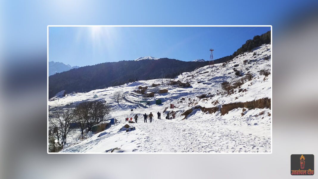 चमोली में जमकर बरसा ‘सफेद सोना’: औली में उमड़ा सैलानियों का सैलाब, बर्फबारी से खिले किसानों के चेहरे चमोली में जमकर बरसा ‘सफेद सोना’: औली में उमड़ा सैलानियों का सैलाब, बर्फबारी से खिले किसानों के चेहरे