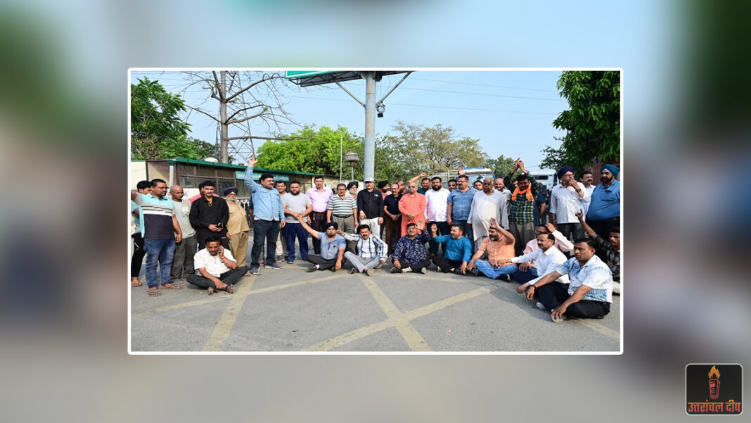 हल्द्वानी: सरकारी आश्वासन के बावजूद नगर निगम के नोटिस से भड़के ट्रांसपोर्टर; फ्री-होल्ड भूमि पर नए टैक्स के विरोध में आंदोलन की चेतावनी हल्द्वानी: सरकारी आश्वासन के बावजूद नगर निगम के नोटिस से भड़के ट्रांसपोर्टर; फ्री-होल्ड भूमि पर नए टैक्स के विरोध में आंदोलन की चेतावनी