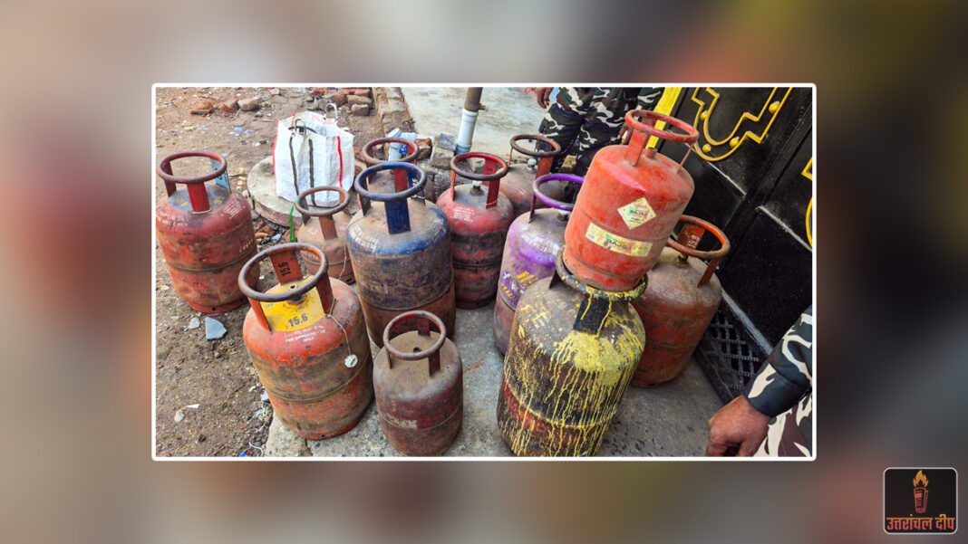 हल्द्वानी: गैस सिलेंडरों की कालाबाजारी पर बड़ी कार्रवाई, आयुक्त के आदेश पर 3 कर्मचारियों पर FIR हल्द्वानी: गैस सिलेंडरों की कालाबाजारी पर बड़ी कार्रवाई, आयुक्त के आदेश पर 3 कर्मचारियों पर FIR