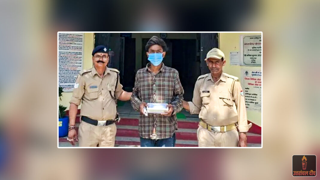 हरिद्वार: ग्राहक बनकर बुजुर्ग मेडिकल स्टोर संचालक से चेन लूटने वाला मुजफ्फरनगर का गैंग्स्टर गिरफ्तार, सीसीटीवी फुटेज आया सामने; साथी की तलाश जारी हरिद्वार: ग्राहक बनकर बुजुर्ग मेडिकल स्टोर संचालक से चेन लूटने वाला मुजफ्फरनगर का गैंग्स्टर गिरफ्तार, सीसीटीवी फुटेज आया सामने; साथी की तलाश जारी