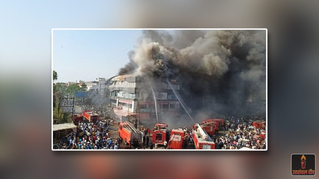 गुजरात: सूरत में रिहायशी इमारत में भीषण आग का तांडव; दम घुटने और झुलसने से एक ही परिवार के पांच लोगों की दर्दनाक मौत, इलाके में कोहराम गुजरात: सूरत में रिहायशी इमारत में भीषण आग का तांडव; दम घुटने और झुलसने से एक ही परिवार के पांच लोगों की दर्दनाक मौत, इलाके में कोहराम