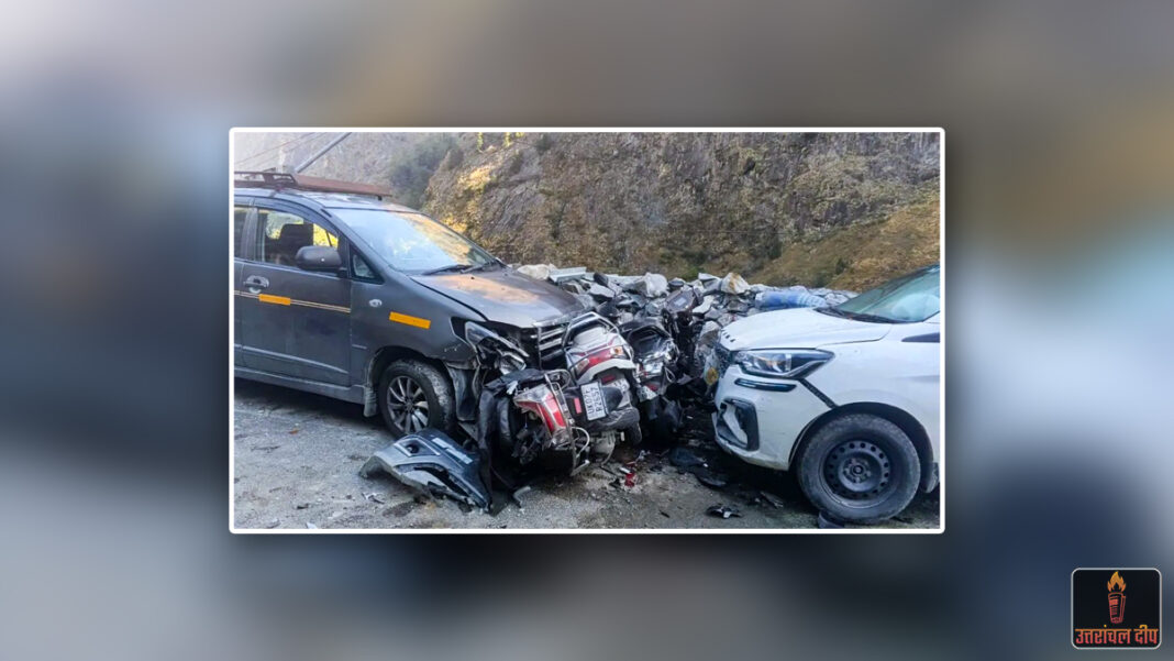 पांडुकेश्वर में बेकाबू कार का तांडव: अनियंत्रित अर्टिगा ने सड़क किनारे खड़ी 11 स्कूटियों को रौंदा; बाल-बाल बचे लोग पांडुकेश्वर में बेकाबू कार का तांडव: अनियंत्रित अर्टिगा ने सड़क किनारे खड़ी 11 स्कूटियों को रौंदा; बाल-बाल बचे लोग