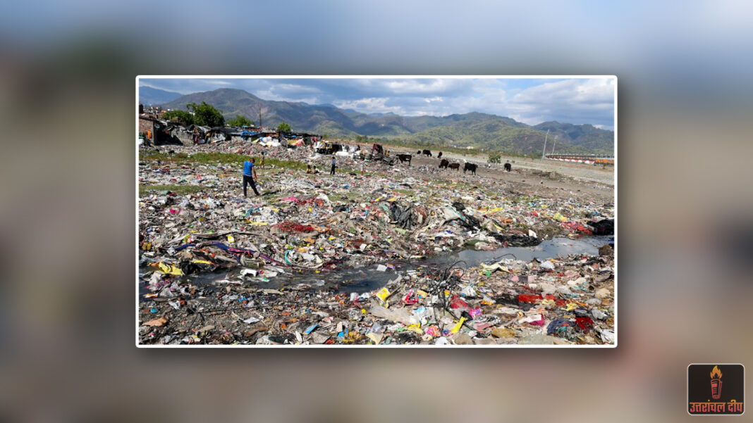 सिस्टम की बेरुखी से ‘जीवनदायिनी’ की सांसें अटकीं: ढाई लाख की प्यास बुझाने वाली गौला नदी बनी कचराघर; अनदेखी से बढ़ा संकट सिस्टम की बेरुखी से ‘जीवनदायिनी’ की सांसें अटकीं: ढाई लाख की प्यास बुझाने वाली गौला नदी बनी कचराघर; अनदेखी से बढ़ा संकट