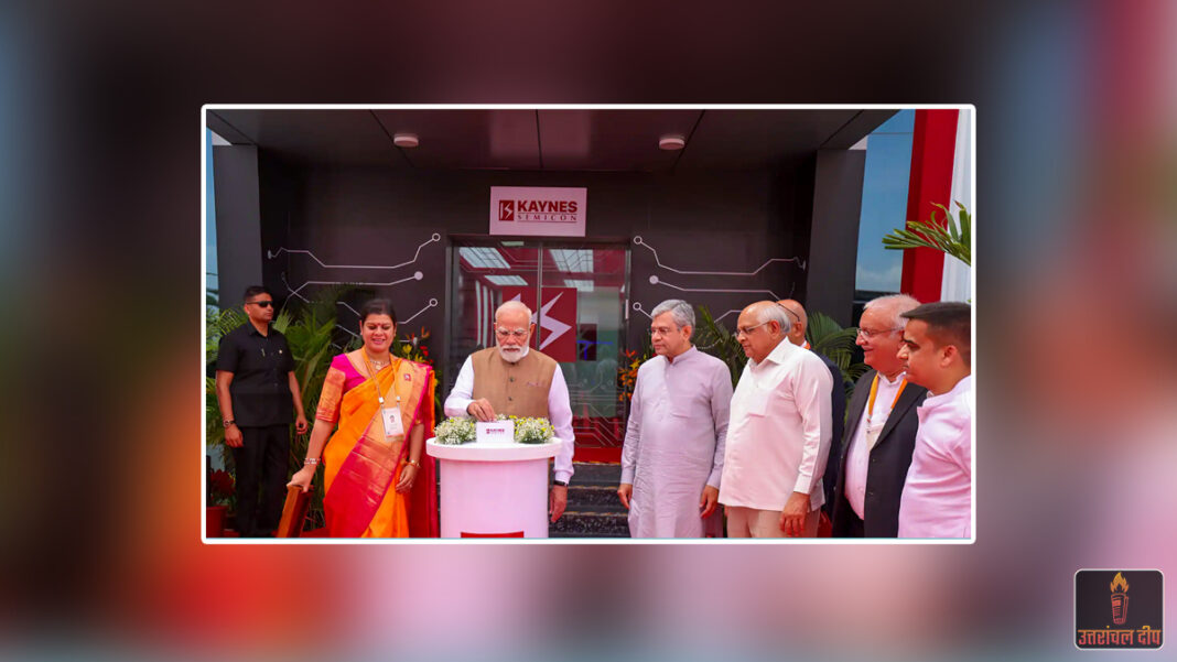 साणंद बना भारत का ‘सिलिकॉन वैली’ गेटवे: पीएम मोदी ने किया अत्याधुनिक सेमीकंडक्टर संयंत्र का उद्घाटन; बोले, “21वीं सदी की चुनौतियों के बीच विश्वसनीय ग्लोबल हब बनेगा भारत” साणंद बना भारत का ‘सिलिकॉन वैली’ गेटवे: पीएम मोदी ने किया अत्याधुनिक सेमीकंडक्टर संयंत्र का उद्घाटन; बोले, “21वीं सदी की चुनौतियों के बीच विश्वसनीय ग्लोबल हब बनेगा भारत”