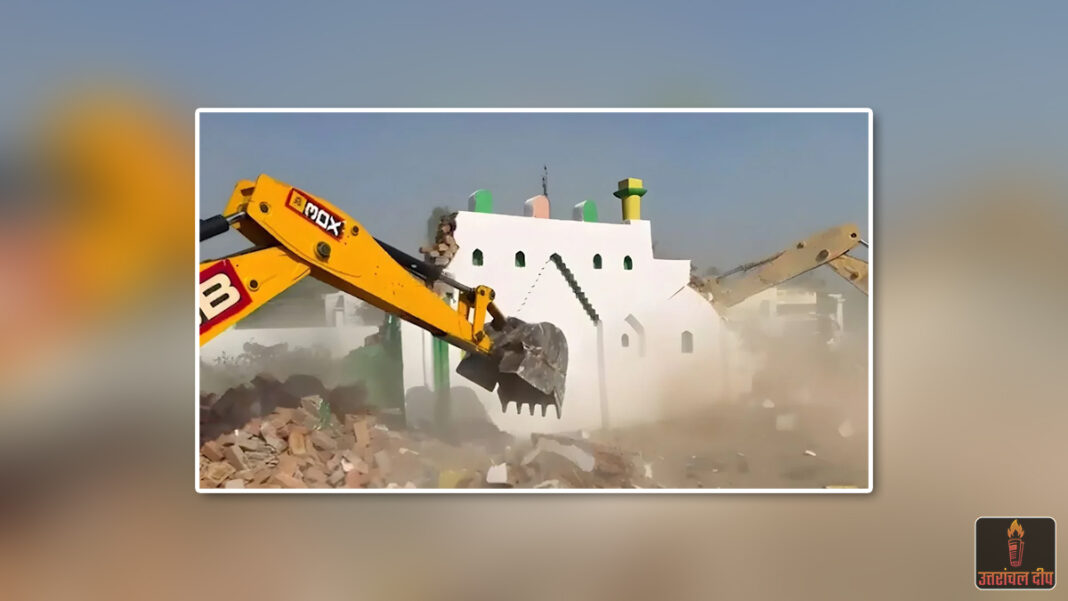 संभल में प्रशासन का बड़ा एक्शन: सरकारी जमीन पर बने इमामबाड़ा और ईदगाह पर चला बुलडोजर, छावनी में तब्दील हुआ इलाका संभल में प्रशासन का बड़ा एक्शन: सरकारी जमीन पर बने इमामबाड़ा और ईदगाह पर चला बुलडोजर, छावनी में तब्दील हुआ इलाका