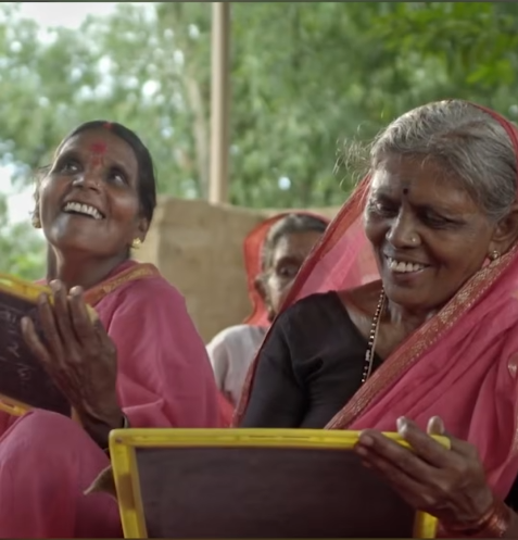 जब दादियाँ बनीं स्टूडेंट! भारत का अनोखा स्कूल | Ajibaichi Shala Story जब दादियाँ बनीं स्टूडेंट! भारत का अनोखा स्कूल | Ajibaichi Shala Story