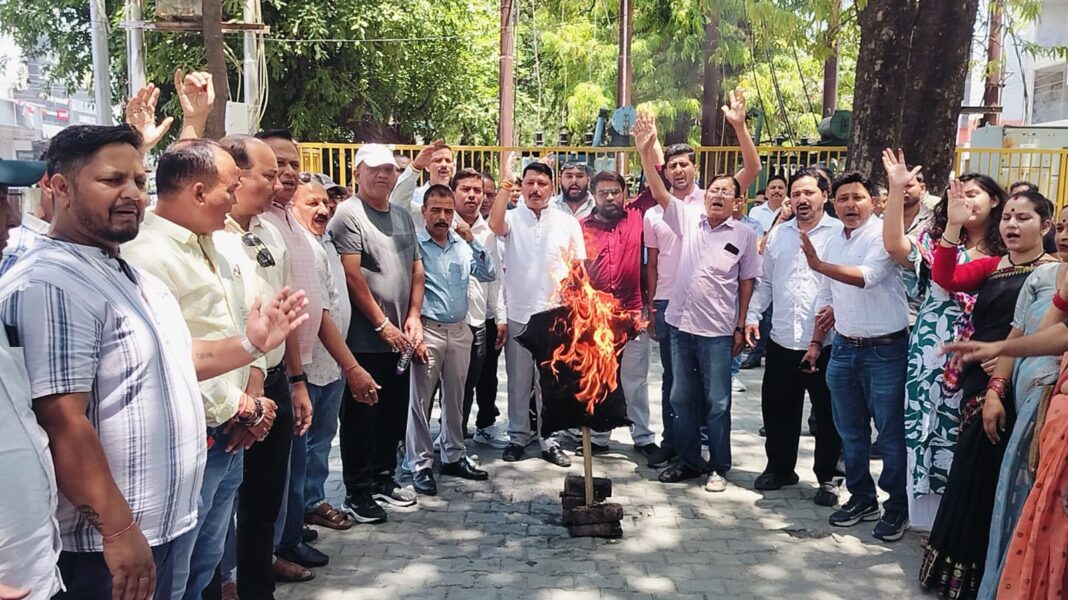 पेट्रोल-डीजल की बढ़ती कीमतों के खिलाफ कांग्रेस ने अल्मोड़ा में सरकार का पुतला फूंका पेट्रोल-डीजल की बढ़ती कीमतों के खिलाफ कांग्रेस ने अल्मोड़ा में सरकार का पुतला फूंका