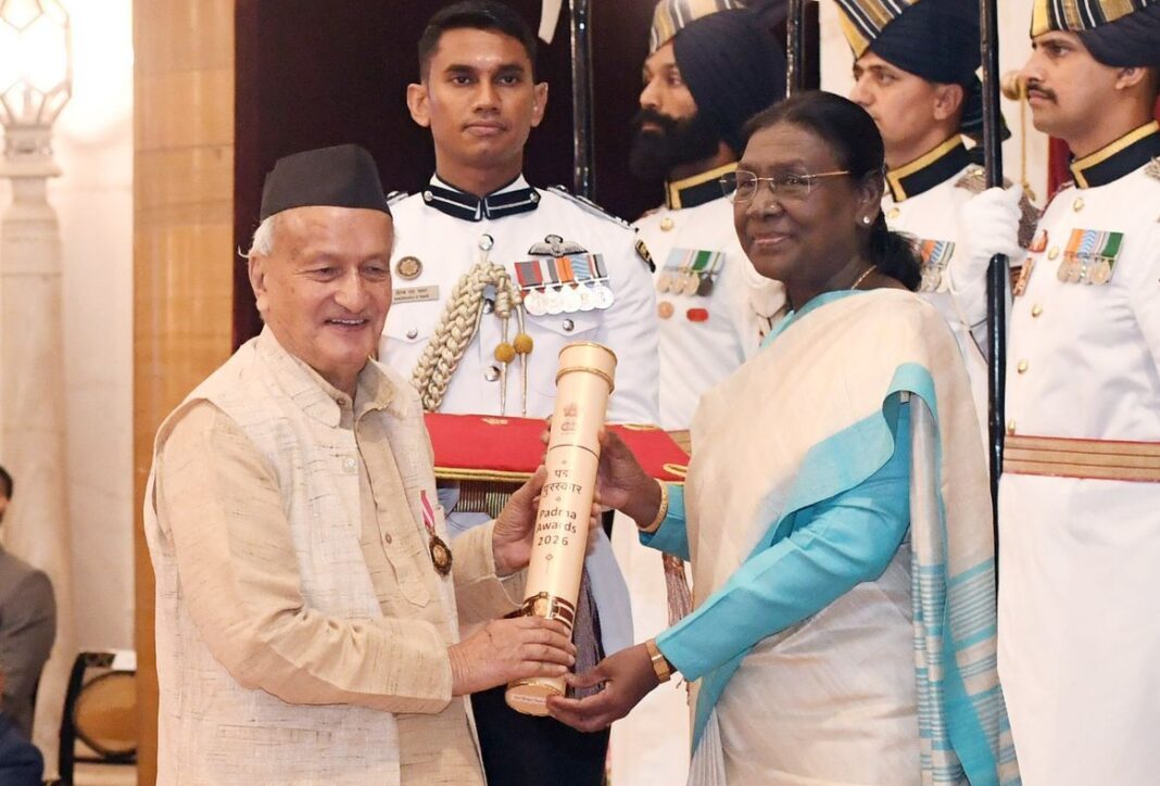 पूर्व मुख्यमंत्री भगत सिंह कोश्यारी पद्म भूषण से सम्मानित पूर्व मुख्यमंत्री भगत सिंह कोश्यारी पद्म भूषण से सम्मानित