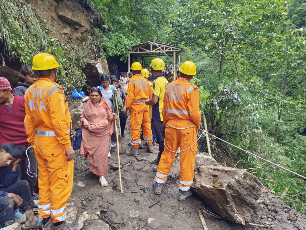 केदारनाथ यात्रा: रुद्रप्रयाग में भूस्खलन, हजारों तीर्थयात्रियों को सुरक्षित निकाला गया केदारनाथ यात्रा: रुद्रप्रयाग में भूस्खलन, हजारों तीर्थयात्रियों को सुरक्षित निकाला गया