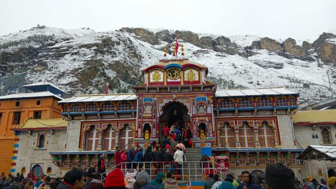 बद्रीनाथ धाम में बारिश के बीच श्रद्धालुओं की लंबी कतारें, मौसम में आया बदलाव बद्रीनाथ धाम में बारिश के बीच श्रद्धालुओं की लंबी कतारें, मौसम में आया बदलाव