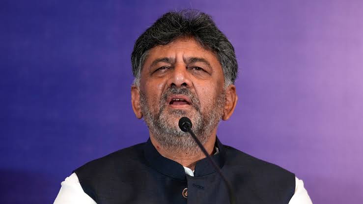 कर्नाटक की कमान संभालने को तैयार डीके शिवकुमार, सामने होंगी पांच बड़ी चुनौतियां कर्नाटक की कमान संभालने को तैयार डीके शिवकुमार, सामने होंगी पांच बड़ी चुनौतियां