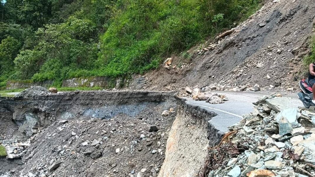 उत्तराखंड में भीषण गर्मी और भूस्खलन का अलर्ट, गौरीकुंड-सोनप्रयाग मार्ग प्रभावित उत्तराखंड में भीषण गर्मी और भूस्खलन का अलर्ट, गौरीकुंड-सोनप्रयाग मार्ग प्रभावित