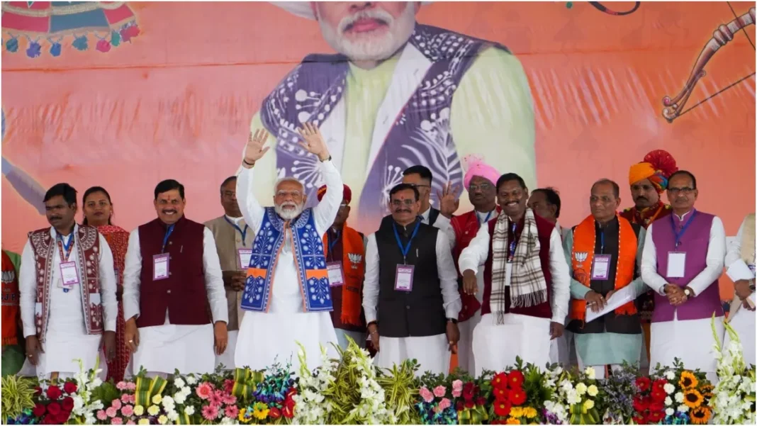 डी-लिस्टिंग और धर्मांतरण मुद्दे पर आदिवासी प्रतिनिधिमंडल ने प्रधानमंत्री मोदी से की मुलाकात डी-लिस्टिंग और धर्मांतरण मुद्दे पर आदिवासी प्रतिनिधिमंडल ने प्रधानमंत्री मोदी से की मुलाकात