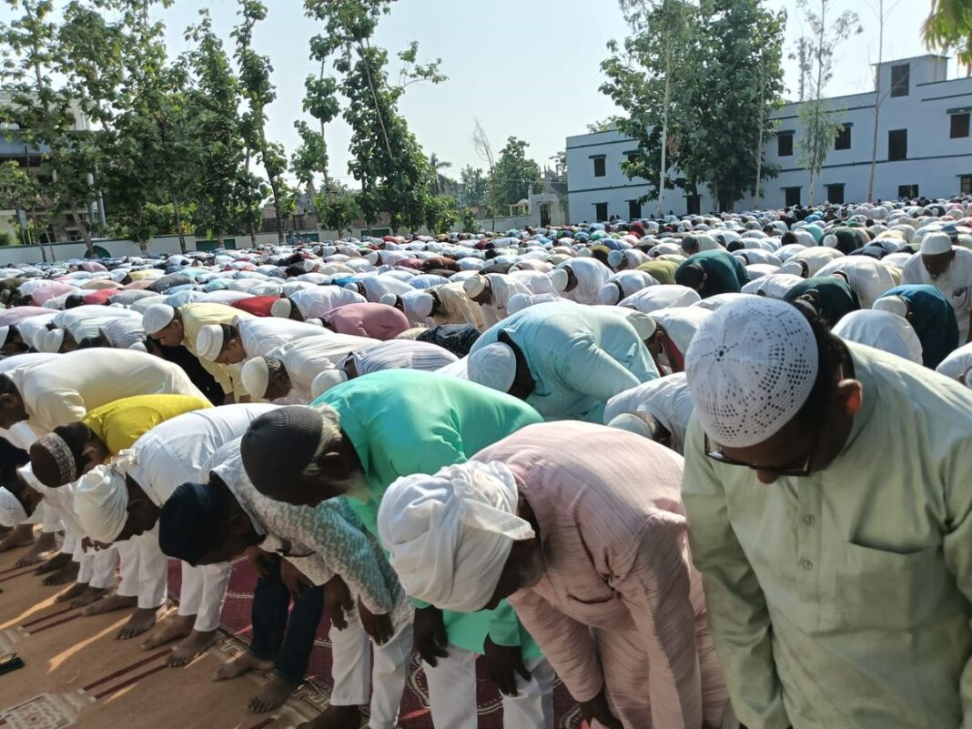 बकरीद पर देहरादून में कड़ी सुरक्षा के बीच अदा हुई नमाज, शहर 5 जोन और 11 सेक्टर में विभाजित बकरीद पर देहरादून में कड़ी सुरक्षा के बीच अदा हुई नमाज, शहर 5 जोन और 11 सेक्टर में विभाजित