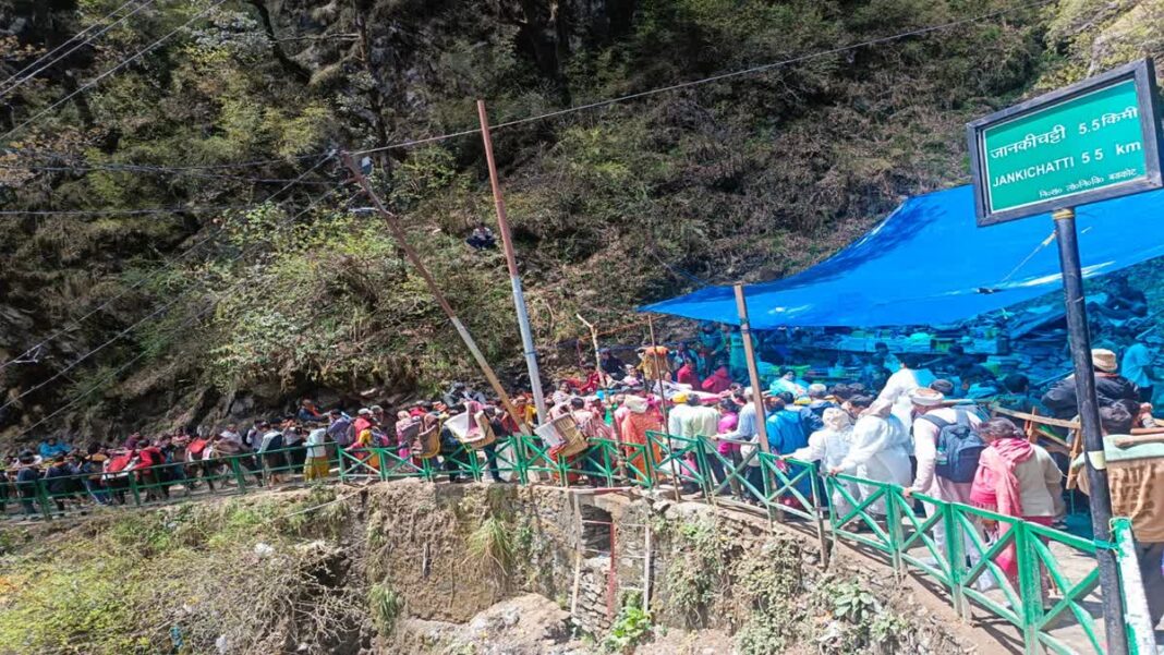 मूसलाधार बारिश से यमुनोत्री यात्रा प्रभावित, पैदल मार्ग पर बढ़ी श्रद्धालुओं की परेशानी मूसलाधार बारिश से यमुनोत्री यात्रा प्रभावित, पैदल मार्ग पर बढ़ी श्रद्धालुओं की परेशानी