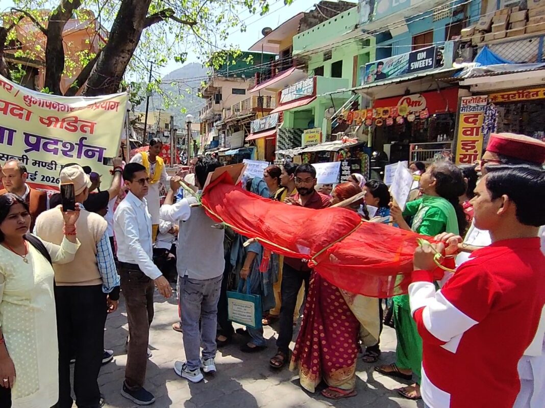 विधायक के आश्वासन पर प्रभावितों ने टाला धरना, कर्णप्रयाग में फिलहाल तनाव कम विधायक के आश्वासन पर प्रभावितों ने टाला धरना, कर्णप्रयाग में फिलहाल तनाव कम