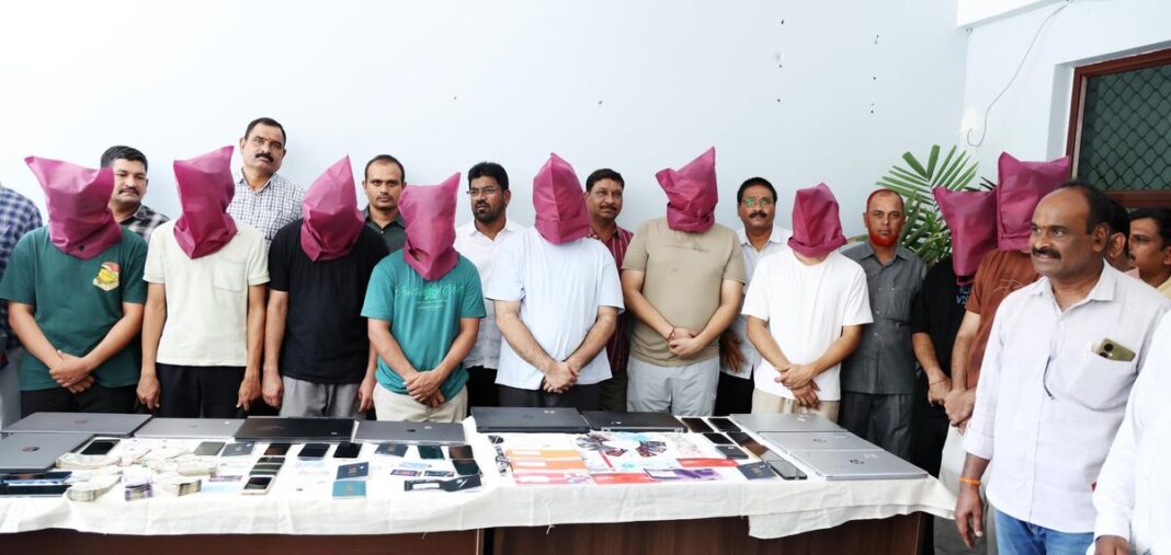 तेलंगाना CID ने बहु-राज्यीय ऑनलाइन सट्टा रैकेट का किया भंडाफोड़, 11 गिरफ्तार तेलंगाना CID ने बहु-राज्यीय ऑनलाइन सट्टा रैकेट का किया भंडाफोड़, 11 गिरफ्तार