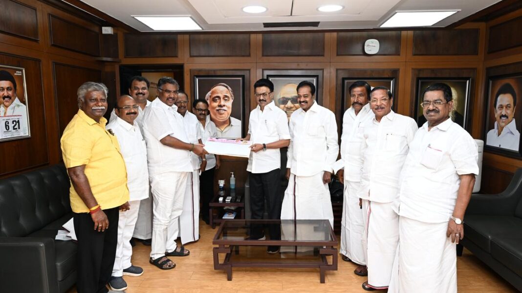 तमिलनाडु राजनीति में हलचल: पूर्व AIADMK मंत्री पी. बेंजामिन ने DMK में किया शामिल तमिलनाडु राजनीति में हलचल: पूर्व AIADMK मंत्री पी. बेंजामिन ने DMK में किया शामिल