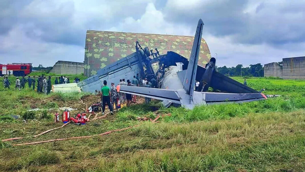 असम के जोरहाट एयरबेस पर वायुसेना का AN-32 विमान दुर्घटनाग्रस्त, पांच जवानों की मौत असम के जोरहाट एयरबेस पर वायुसेना का AN-32 विमान दुर्घटनाग्रस्त, पांच जवानों की मौत