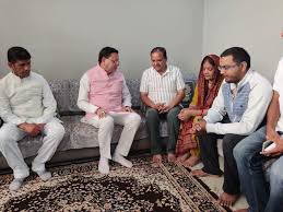 शहीद बीरेश्वर गोस्वामी के घर पहुंचे मुख्यमंत्री धामी, परिजनों से मिलकर दी श्रद्धांजलि शहीद बीरेश्वर गोस्वामी के घर पहुंचे मुख्यमंत्री धामी, परिजनों से मिलकर दी श्रद्धांजलि