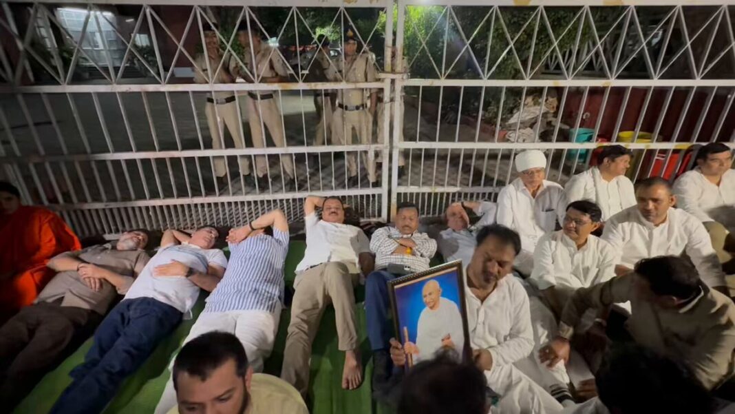 भोपाल में कांग्रेस का धरना-प्रदर्शन, चुनाव आयोग कार्यालय के बाहर रखा उपवास भोपाल में कांग्रेस का धरना-प्रदर्शन, चुनाव आयोग कार्यालय के बाहर रखा उपवास