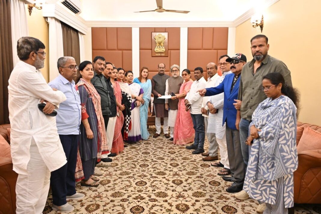 20 बागी तृणमूल सांसदों का बड़ा कदम: नेशनलिस्ट सिटिज़न्स पार्टी में विलय, राजनीतिक समीकरणों में बदलाव 20 बागी तृणमूल सांसदों का बड़ा कदम: नेशनलिस्ट सिटिज़न्स पार्टी में विलय, राजनीतिक समीकरणों में बदलाव
