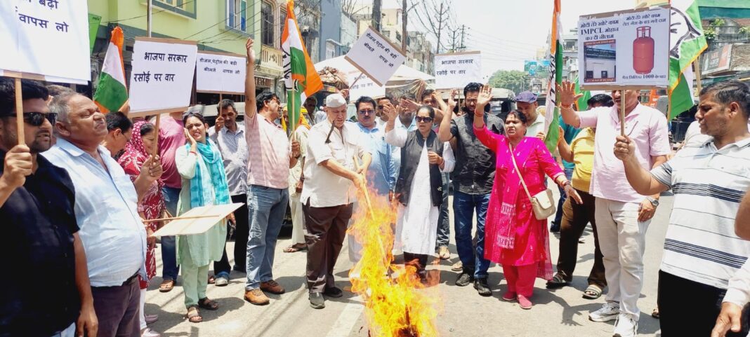 देश में लगातार गैस, पेट्रोल डीजल के दामों में की जा रही वृद्धि के खिलाफ कांग्रेस नें भाजपा सरकार के खिलाफ विरोध प्रदर्शन कर फुका पुतला देश में लगातार गैस, पेट्रोल डीजल के दामों में की जा रही वृद्धि के खिलाफ कांग्रेस नें भाजपा सरकार के खिलाफ विरोध प्रदर्शन कर फुका पुतला