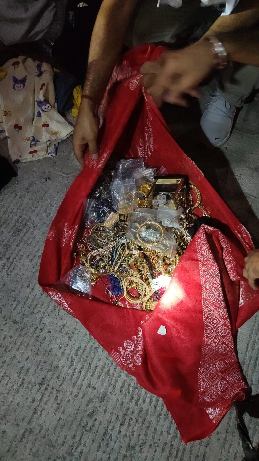 हैदराबाद के आईपीएस अधिकारी की सूचना पर देर रात एसएसपी स्वयं खुद उतरे मैदान में, 5 करोड़ की ज्वेलरी चोरी के आरोपियों को दबोचा उत्तराखंड के रास्ते नेपाल भागने की तैयारी में था चोरी में शामिल चोर, मूल नेपाल का निवासी है। उत्तराखंड पुलिस और यूपी की संयुक्त कार्रवाई में पकड़े गए चोर। हैदराबाद के आईपीएस अधिकारी की सूचना पर देर रात एसएसपी स्वयं खुद उतरे मैदान में, 5 करोड़ की ज्वेलरी चोरी के आरोपियों को दबोचा उत्तराखंड के रास्ते नेपाल भागने की तैयारी में था चोरी में शामिल चोर, मूल नेपाल का निवासी है। उत्तराखंड पुलिस और यूपी की संयुक्त कार्रवाई में पकड़े गए चोर।