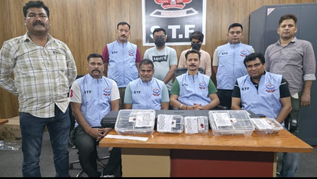 उत्तराखंड एसटीएफ का फर्जी लाईसेंसधारकों पर कड़ा प्रहार,दो लोगों को भारी मात्रा में अवैध शस्त्रो व कारतूस सहित दबोचा, डीजीपी के निर्देश पर अवैध हथियारों के फर्जी लाइसेंस धारकों पर लगातार कार्रवाई हुई तेज उत्तराखंड एसटीएफ का फर्जी लाईसेंसधारकों पर कड़ा प्रहार,दो लोगों को भारी मात्रा में अवैध शस्त्रो व कारतूस सहित दबोचा, डीजीपी के निर्देश पर अवैध हथियारों के फर्जी लाइसेंस धारकों पर लगातार कार्रवाई हुई तेज